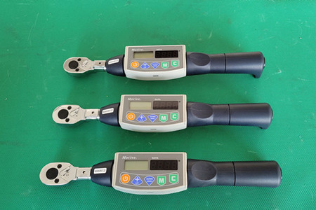 東莞某客戶采購一諾Motive雙視窗數(shù)顯扭力扳手用于螺栓拆卸